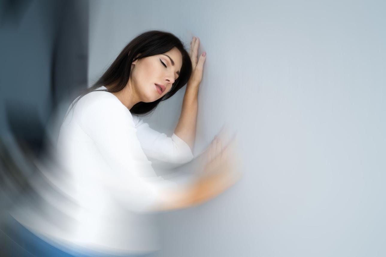 why you feel dizzy when lying in bed at night