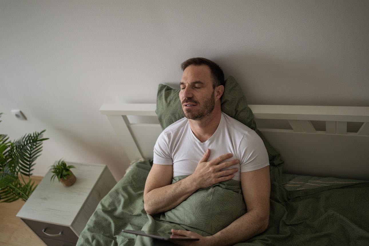 chest feels tight when trying to sleep