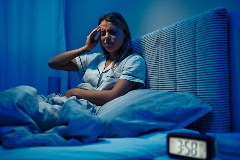 why you feel breathless when trying to sleep